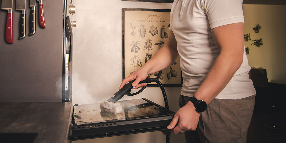 l'immagine mostra Polti Vaporetto mentre pulisce il forno in una cucina