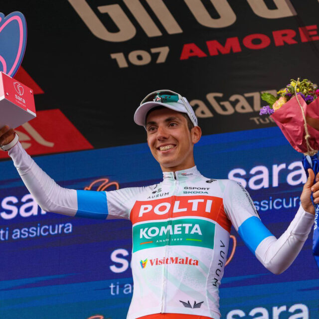 Davide Piganzoli sul podio - tredicesimo posto nella classifica generale del Giro d'Italia 2024